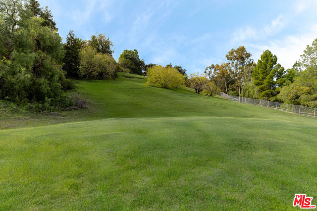 5192 Parkway Calabasas, Calabasas CA: https://media.crmls.org/mediaz/ea167c89-a956-4ba0-85fd-1ee00454e51a.jpg