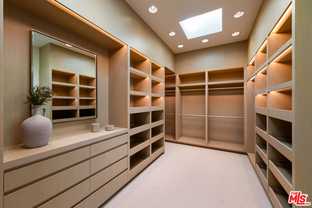 1016 N Hillcrest Road, Beverly Hills CA: https://media.crmls.org/mediaz/ea177ddc-d98e-47b7-a35e-af7e2fe73ce1.jpg