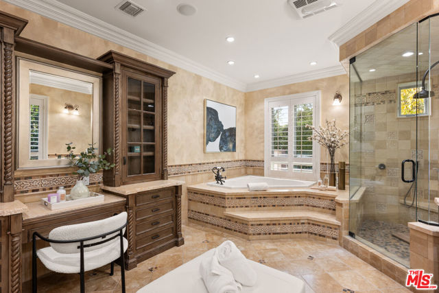 13845 Magnolia Boulevard, Sherman Oaks CA: https://media.crmls.org/mediaz/ea17ef54-653f-42dd-8189-bd65f395af88.jpg