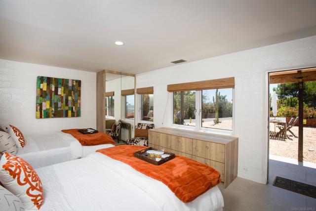 1047 Highland Dr, Del Mar CA: https://media.crmls.org/mediaz/ea182c56-c157-413e-8cc2-e3b76772e5d9.jpg