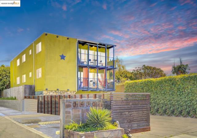 2327 10Th St, Berkeley CA: https://media.crmls.org/mediaz/ea18f725-c7b2-4146-adff-3f96994d4d15.jpg