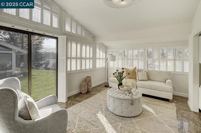 975 Terra California Dr, Walnut Creek CA: https://media.crmls.org/mediaz/ea19007d-d299-417a-befc-301a826cec6a.jpg