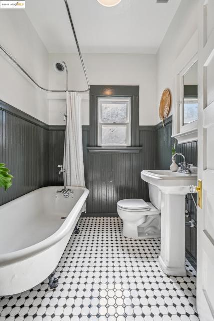 478 43rd St, Oakland CA: https://media.crmls.org/mediaz/ea19db3c-9561-46d2-a451-0013442452a9.jpg