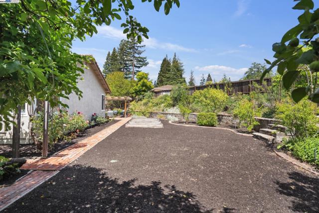 643 Contada Cir, Danville CA: https://media.crmls.org/mediaz/ea1c086b-1998-47f9-a2b7-6b6e1a8a890f.jpg