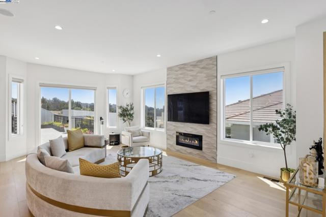 3606 Sarita St, Hayward CA: https://media.crmls.org/mediaz/ea1ca8fb-dc0f-4377-b48f-47e14187c30f.jpg