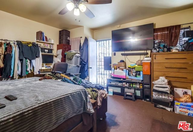 7220 10th Avenue, Los Angeles CA: https://media.crmls.org/mediaz/ea1d9126-cf34-4728-842a-06cc30adf353.jpg