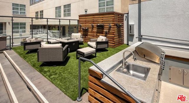 1000 S Hope Street, Los Angeles CA: https://media.crmls.org/mediaz/ea1f9c9c-c380-486a-9af9-f2c8a60a9748.jpg