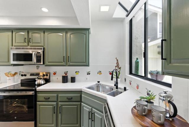 588 Marlin Court, Redwood City CA: https://media.crmls.org/mediaz/ea202f38-7adc-44bc-8378-652a4e989048.jpg