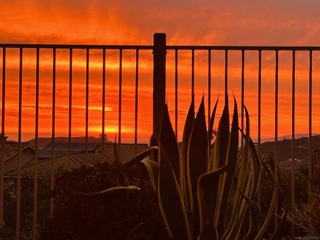 2352 Rock Crest Gln, Escondido CA: https://media.crmls.org/mediaz/ea21354c-d52f-4d22-8c43-9e696f65cb23.jpg