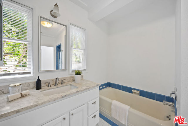 5432 Fulton Avenue, Sherman Oaks CA: https://media.crmls.org/mediaz/ea2179ce-ec1d-4dba-bc46-580489050d25.jpg