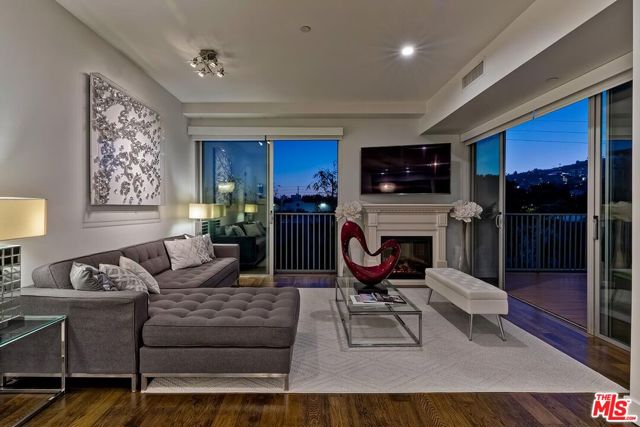 855 N Croft Avenue, Los Angeles CA: https://media.crmls.org/mediaz/ea22ecaf-35ce-4a4b-84c6-6fca6852291e.jpg