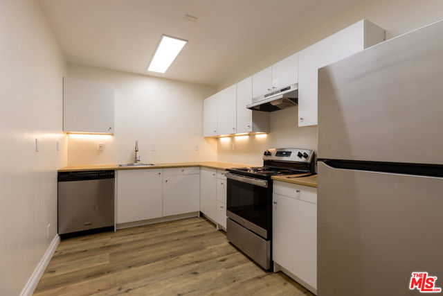 1033 6TH Street, Santa Monica CA: https://media.crmls.org/mediaz/ea22f93d-b1a0-4674-8780-2857047722f8.jpg