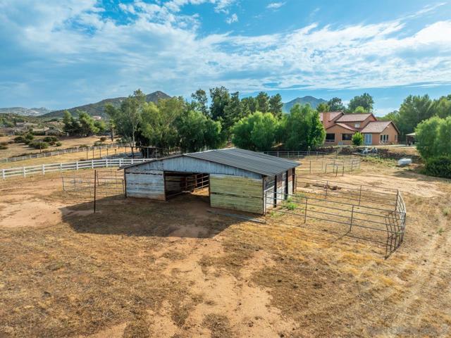 15091 Chemise Creek Rd, Ramona CA: https://media.crmls.org/mediaz/ea259a86-a87f-4cbf-9afe-c07902109892.jpg