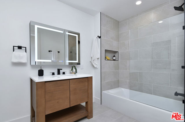 15431 Milbank Street, Encino CA: https://media.crmls.org/mediaz/ea25ab7b-5cd7-4956-bc46-124a13819c51.jpg
