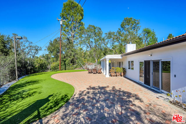 4311 Coquette Place, Tarzana CA: https://media.crmls.org/mediaz/ea26038f-66c8-45a6-b237-1101e320819a.jpg