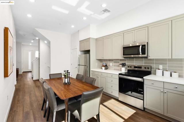 500 Somi Ct, Hayward CA: https://media.crmls.org/mediaz/ea2620b9-99b2-4a9c-8ab3-2dab089bfcaa.jpg