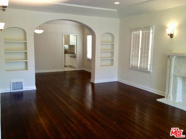 347 N Curson Avenue, Los Angeles CA: https://media.crmls.org/mediaz/ea2693b7-8808-4021-9748-f47df1c0ddcb.jpg
