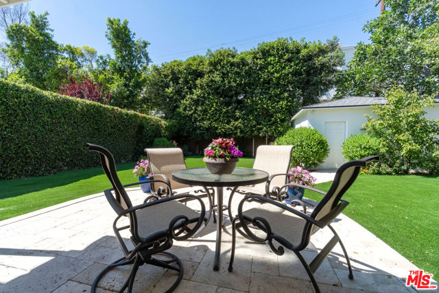 14741 Killion Street, Sherman Oaks CA: https://media.crmls.org/mediaz/ea278b69-b443-4ec8-89cb-d8926c1feb10.jpg