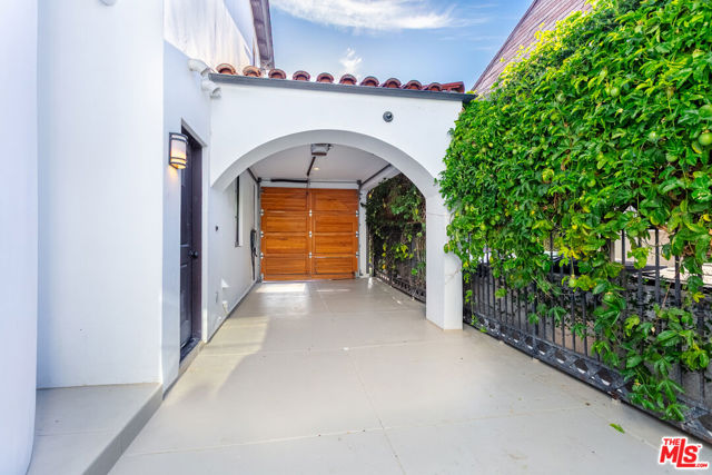 142 N Hamel Drive, Beverly Hills CA: https://media.crmls.org/mediaz/ea27cbdb-e381-43b9-89b9-c39660b187f1.jpg