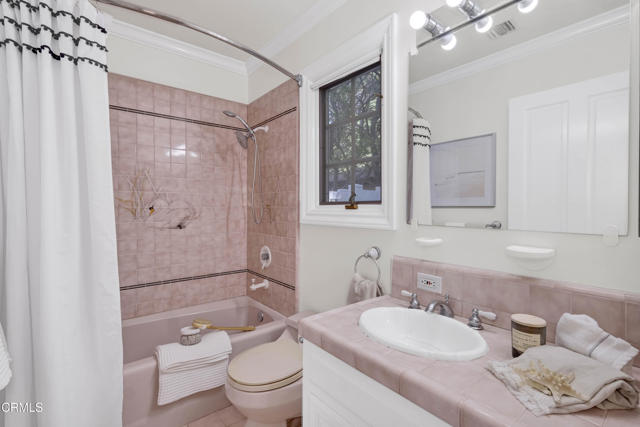Detail Gallery Image 19 of 30 For 832 Valley Crest St, La Canada Flintridge,  CA 91011 - 5 Beds | 5/1 Baths