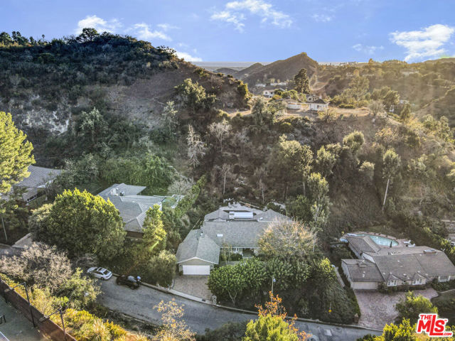 9420 Eden Drive, Beverly Hills CA: https://media.crmls.org/mediaz/ea2837c3-fe4d-4b31-b251-a941d45e5dd9.jpg