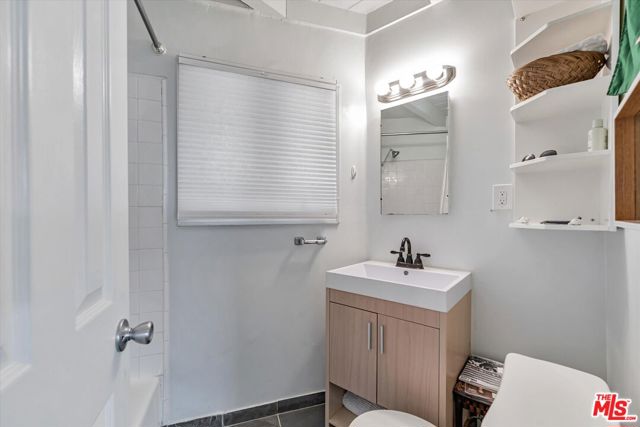 2316 Laurelmont Place, Los Angeles CA: https://media.crmls.org/mediaz/ea286798-a802-4068-95e2-d06f8d750280.jpg