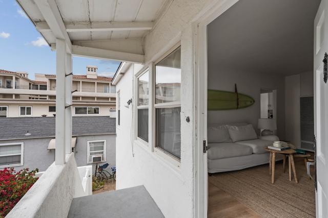 251 Orange Avenue, Coronado CA: https://media.crmls.org/mediaz/ea28af39-87e9-428f-94ed-d71bab39404f.jpg
