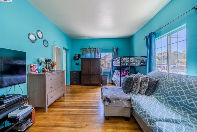 1437 25Th Ave, Oakland CA: https://media.crmls.org/mediaz/ea28be7a-c045-4b0b-a3e8-24d8cc481f29.jpg