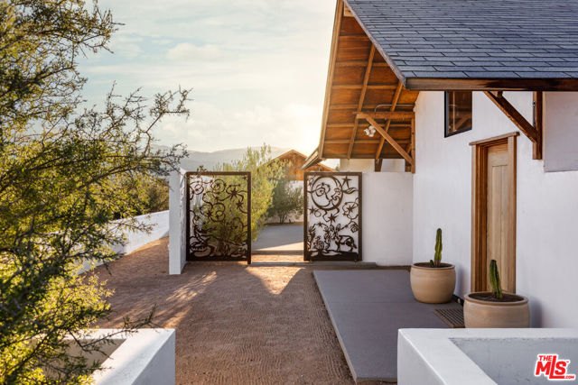 Image 2 of 19 For 53252 Pipes Canyon Road