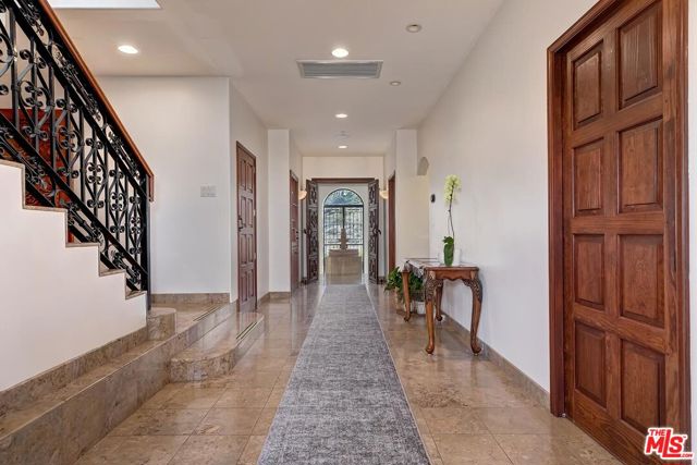 10827 Pacific View Drive, Malibu CA: https://media.crmls.org/mediaz/ea29a127-b0ed-40ca-897f-3123be534a63.jpg