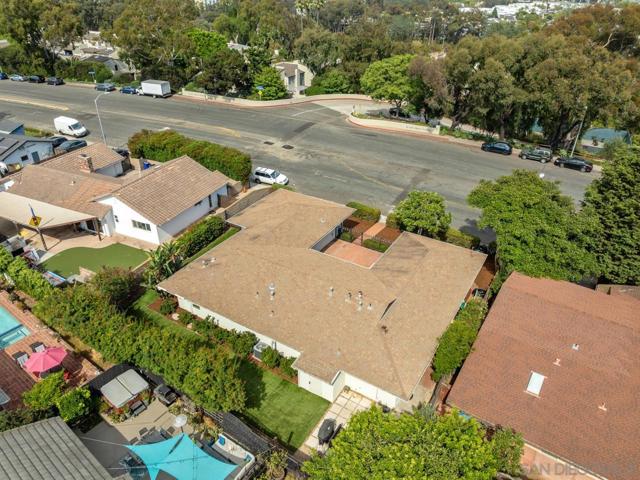 8874 La Jolla Scenic Dr N, La Jolla CA: https://media.crmls.org/mediaz/ea2a080b-bcbf-4f39-a319-d186f28ada3e.jpg