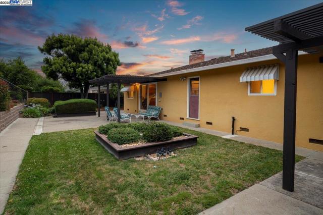 25631 Paul Ct, Hayward CA: https://media.crmls.org/mediaz/ea2a0a8a-7f41-4559-9fb7-307ced23746a.jpg