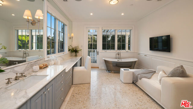 491 N Tigertail Road, Los Angeles CA: https://media.crmls.org/mediaz/ea2a894c-13ab-47ff-a092-5f4b23dc1030.jpg