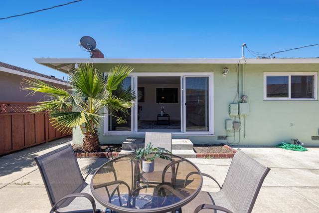 2225 Salisbury Way, San Mateo CA: https://media.crmls.org/mediaz/ea2a9a98-966b-459b-93e4-294fa434ac20.jpg
