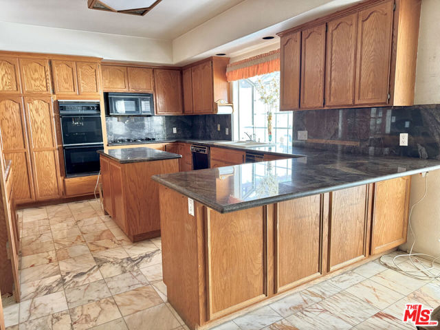 1137 Eagle Vista Drive, Los Angeles CA: https://media.crmls.org/mediaz/ea2b8341-2aae-4a9b-aca9-a7e7566ac0e9.jpg