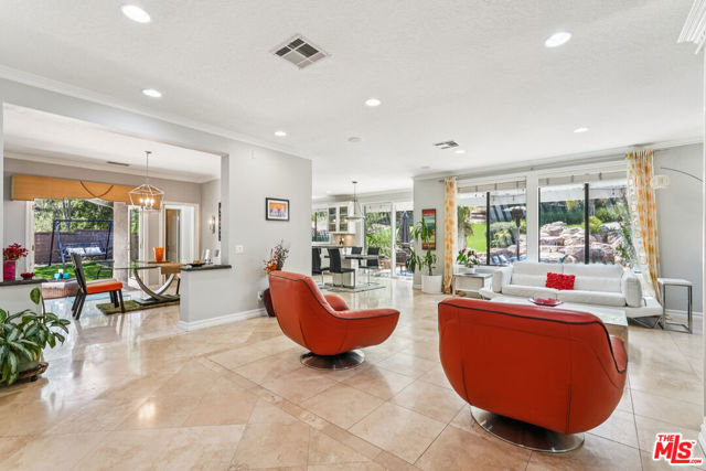 2084 Hopewell Court, Thousand Oaks CA: https://media.crmls.org/mediaz/ea2d6286-bcaf-4cb4-965b-433a01ee2557.jpg
