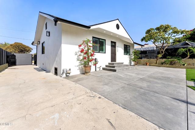 1121 La Puerta Street, Los Angeles CA: https://media.crmls.org/mediaz/ea2e70f3-dd19-4ff4-9f4d-a3ba6304fff6.jpg