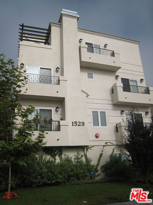 1529 S BEVERLY Drive, Los Angeles CA: https://media.crmls.org/mediaz/ea2e7586-b75b-4680-91f1-cf5a10e97c05.jpg