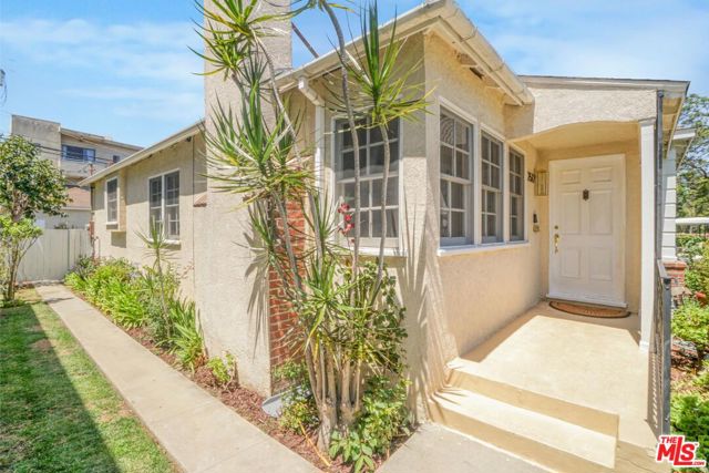 2577 Wellesley Avenue, Los Angeles CA: https://media.crmls.org/mediaz/ea2efbfe-307b-4643-b356-83d0133a596c.jpg