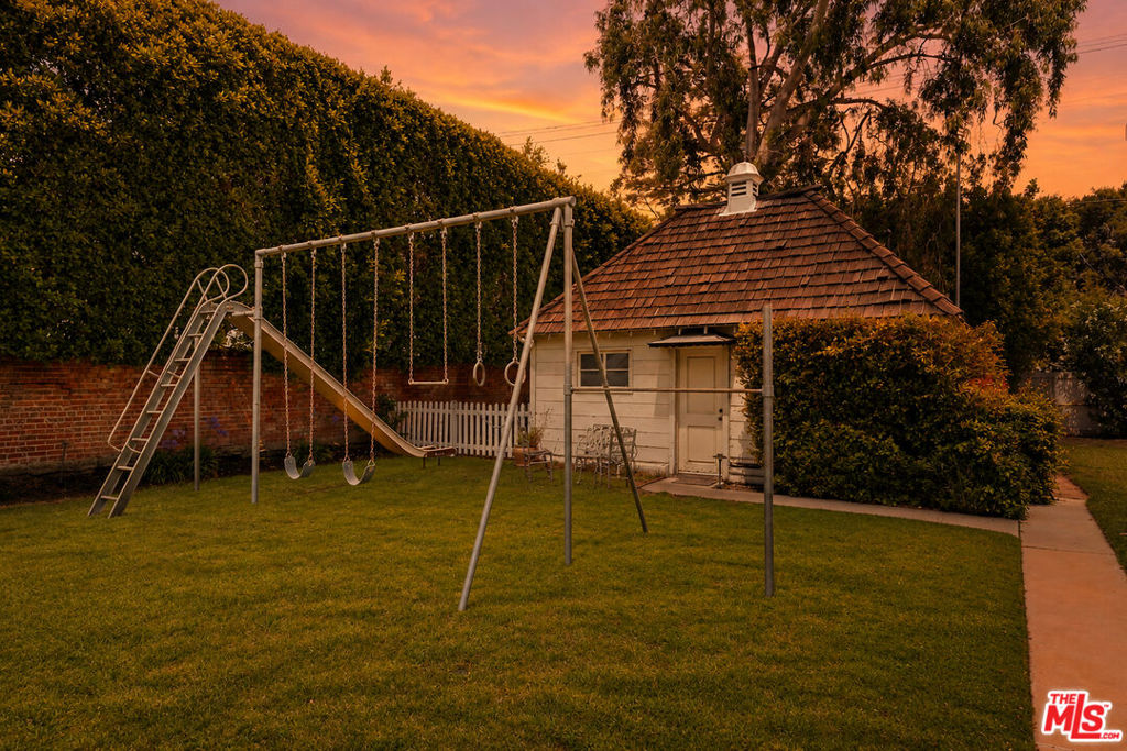 https://media.crmls.org/mediaz/ea2f450d-2348-4d7a-a9c1-108adc491db5.jpg?preset=X-Large