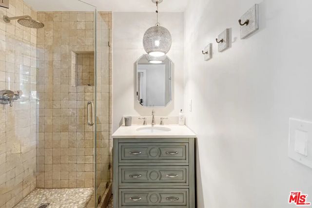 3625 Serra Road, Malibu CA: https://media.crmls.org/mediaz/ea303d32-8e13-4803-8ba9-d8c838f14ec1.jpg