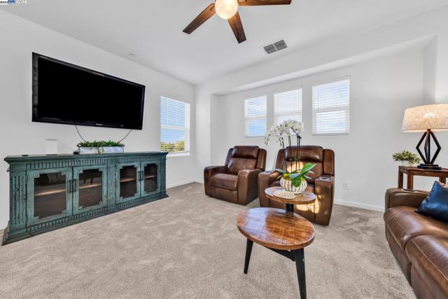 2305 Augusta Ave, Tracy CA: https://media.crmls.org/mediaz/ea306a69-c89a-4744-9908-93305637434d.jpg