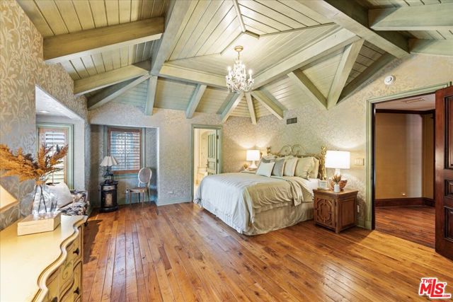 19000 Dorlon Drive, Tarzana CA: https://media.crmls.org/mediaz/ea31029c-9456-4e94-8a24-a58af3ad5c3b.jpg