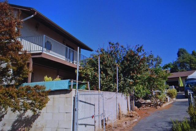 10703 Oak Creek Drive, Lakeside CA: https://media.crmls.org/mediaz/ea318245-b4e6-4d53-b899-f2d342135a67.jpg