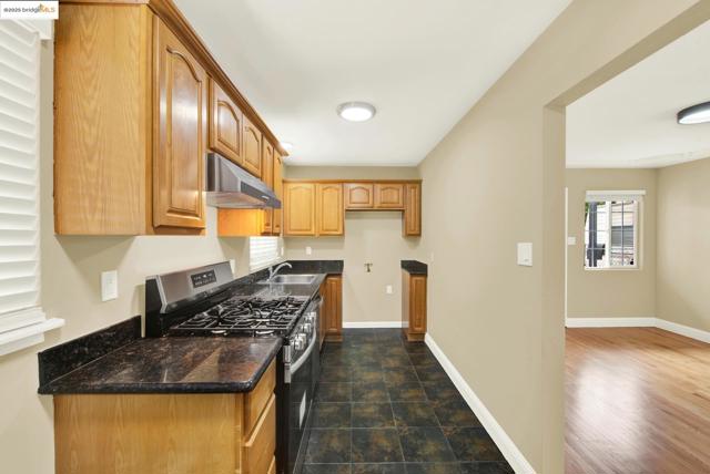 2125 102Nd Ave, Oakland CA: https://media.crmls.org/mediaz/ea321984-cd2a-4874-a033-2c64fa2d17af.jpg