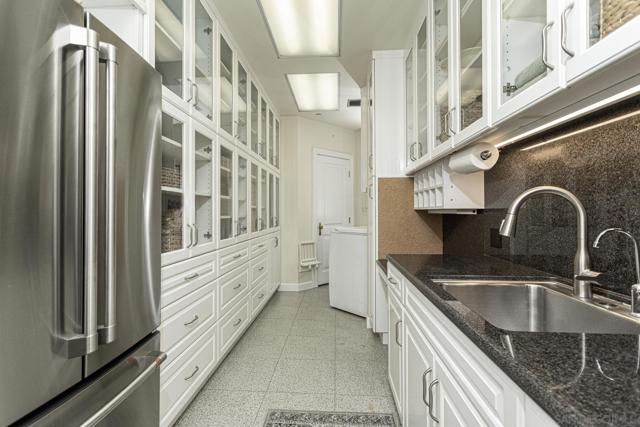 700 Front St, San Diego CA: https://media.crmls.org/mediaz/ea33214c-d867-4b21-ae1b-c77f3c433291.jpg