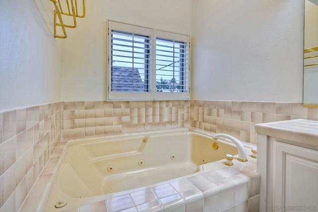 7635 Draper Avenue, La Jolla CA: https://media.crmls.org/mediaz/ea3348c7-509f-4640-99cf-c1ed839059e6.jpg