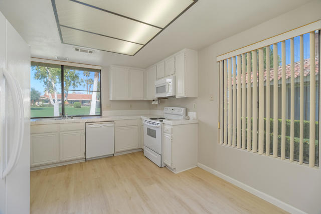 314 Sierra Madre S, Palm Desert CA: https://media.crmls.org/mediaz/ea33a4c1-0738-466b-8f97-4209342415d5.jpg
