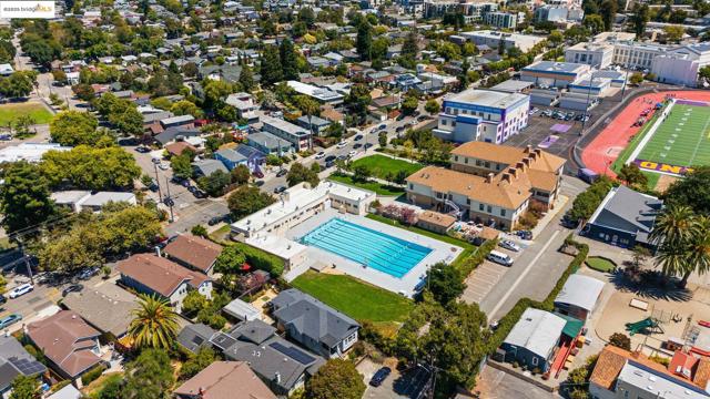 393 43Rd St, Oakland CA: https://media.crmls.org/mediaz/ea33b0d9-f39e-4673-8c91-691a3fdf479c.jpg