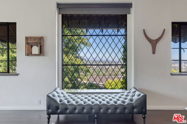 3827 Carnavon Way, Los Angeles CA: https://media.crmls.org/mediaz/ea33c1bc-98d6-4503-b839-e0cc96ac12db.jpg